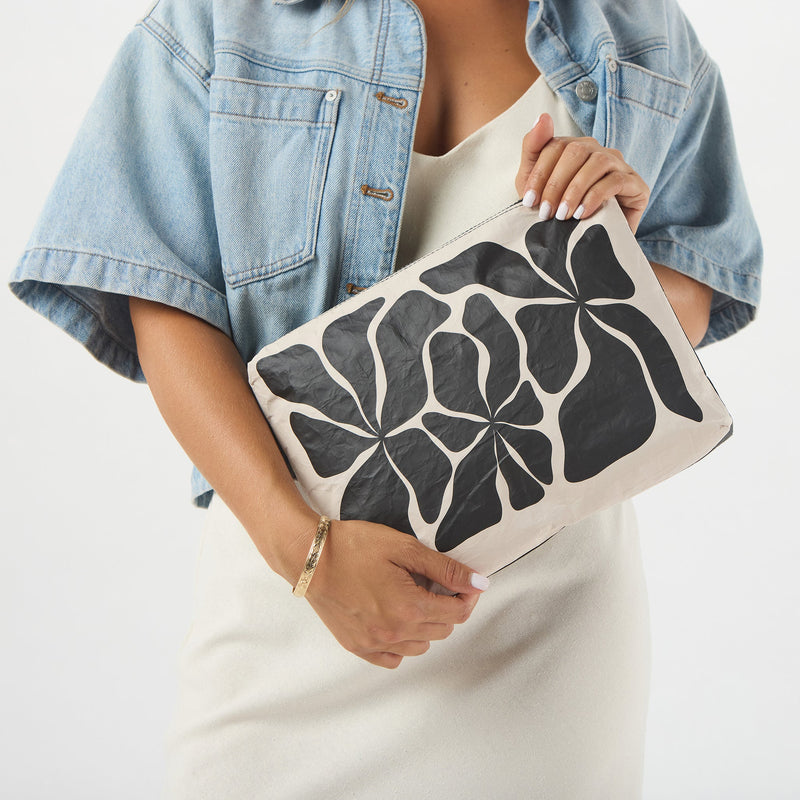 Wavy Mid Pouch Black on Sandstone