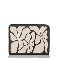 Wavy Mid Pouch Black on Sandstone