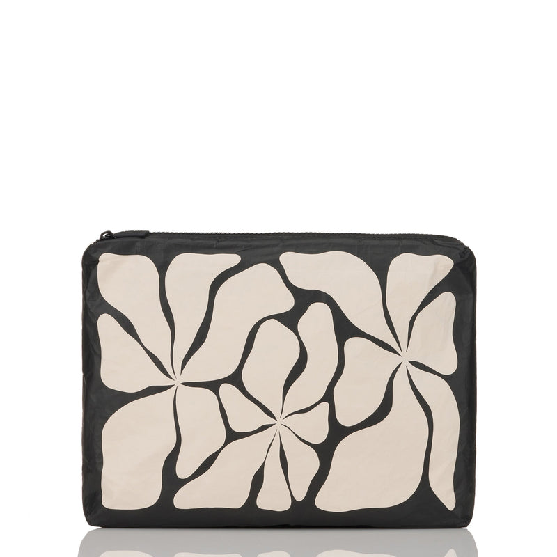 Wavy Mid Pouch Black on Sandstone