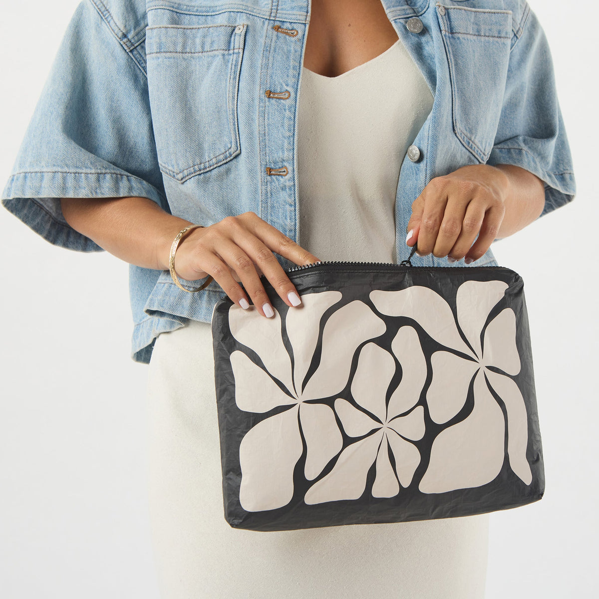 Wavy Mid Pouch Black on Sandstone
