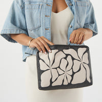Wavy Mid Pouch Black on Sandstone