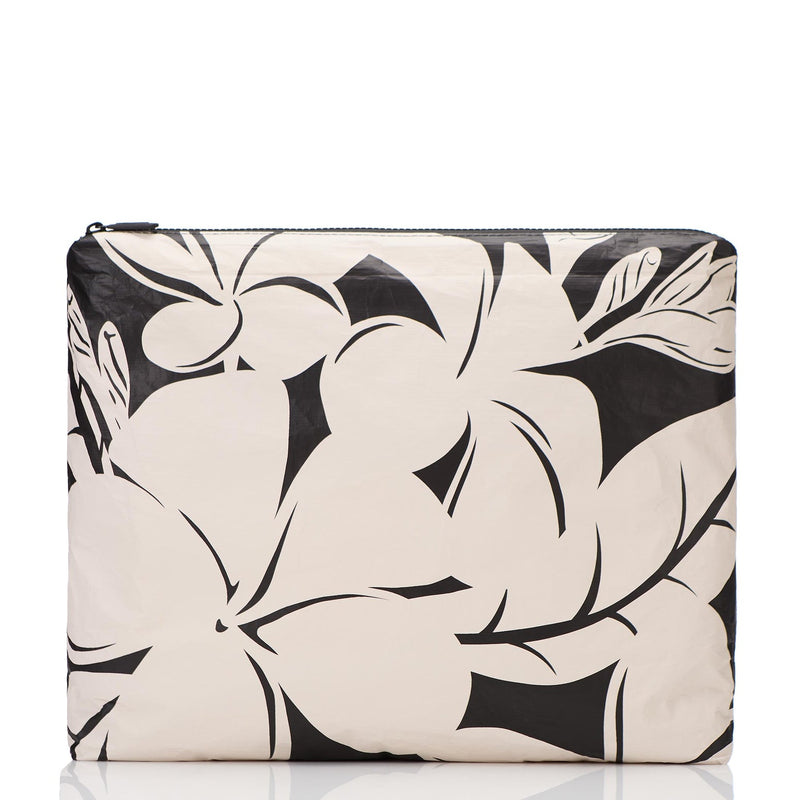 Melia Max Pouch Black on Sandstone