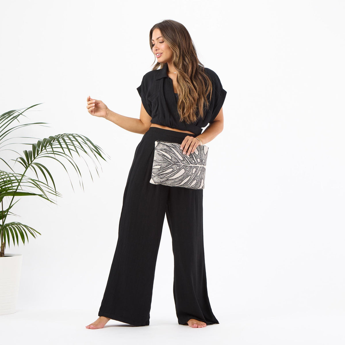 Deliciosa Mid Pouch Black on Sandstone