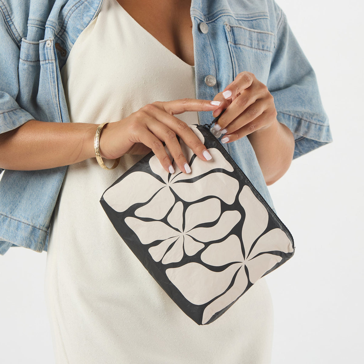 Wavy Pouch Small Black on Sandstone