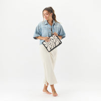 Wavy Mid Pouch Black on Sandstone