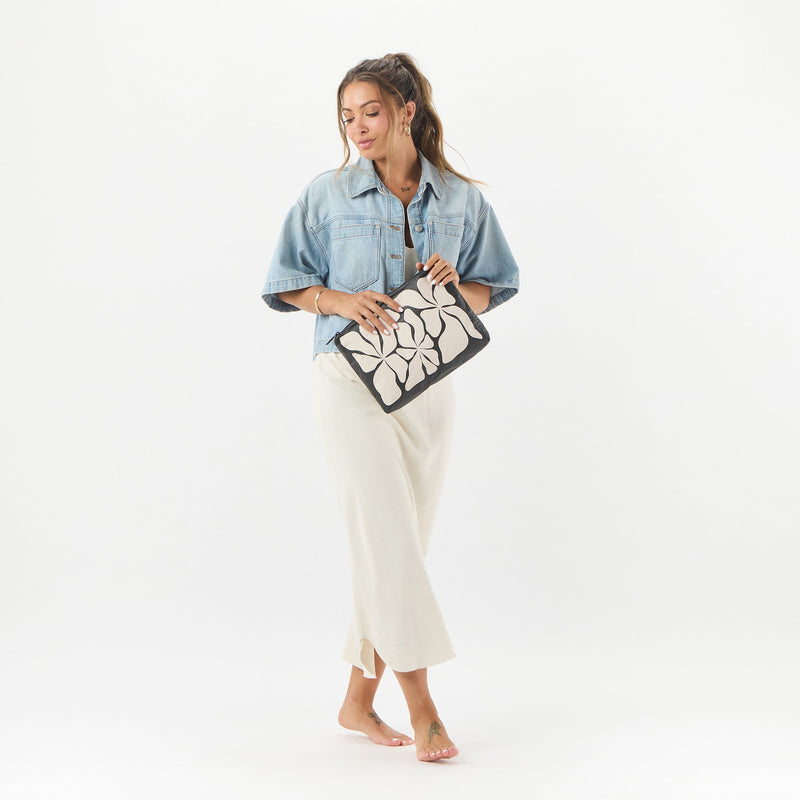 Wavy Mid Pouch Black on Sandstone