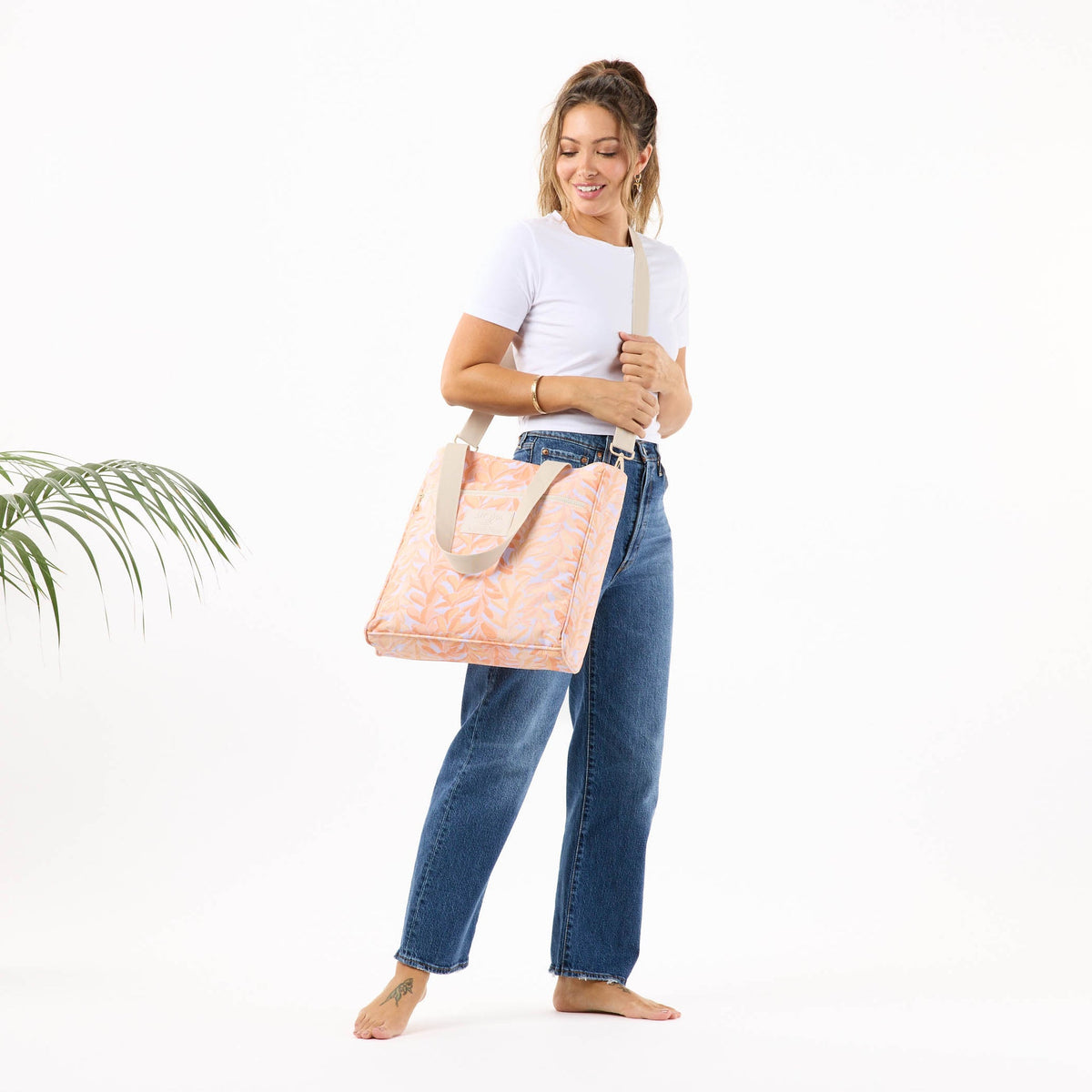 Lei Stand Daily Tote Peachy