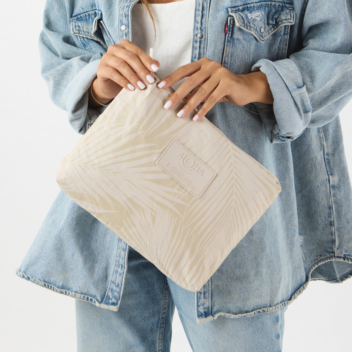 Areca Mid Pouch Latte on Sandstone