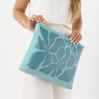 Wavy Max Pouch Atlantic on Tide