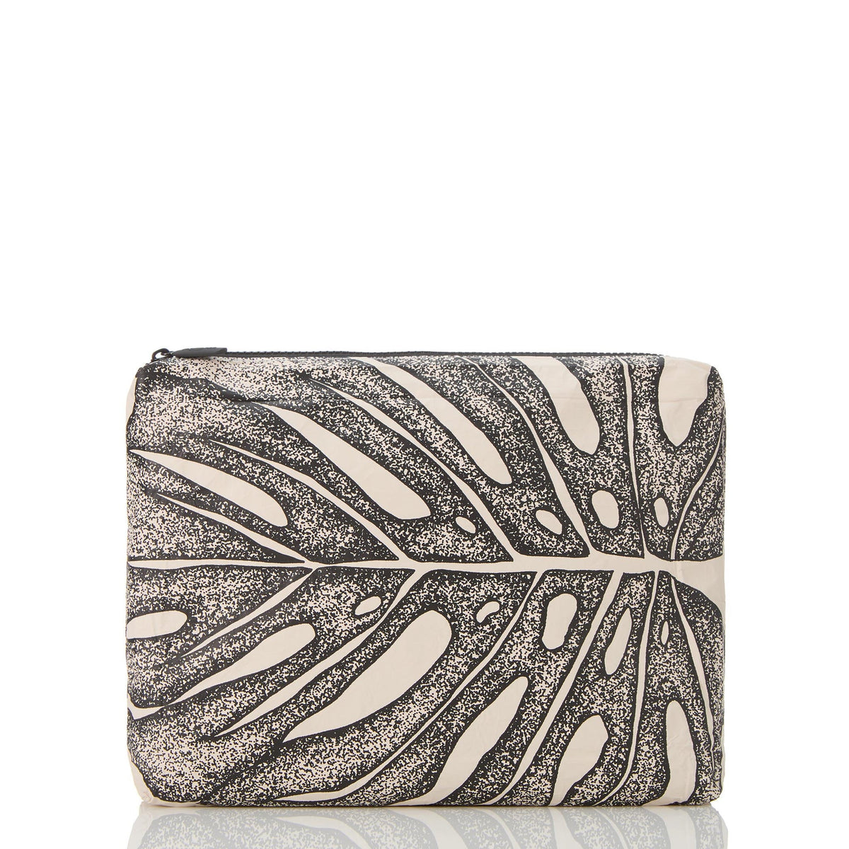 Deliciosa Mid Pouch Black on Sandstone
