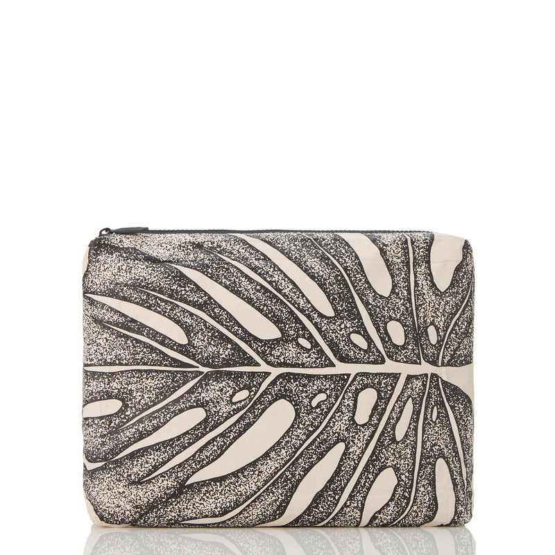 Deliciosa Mid Pouch Black on Sandstone