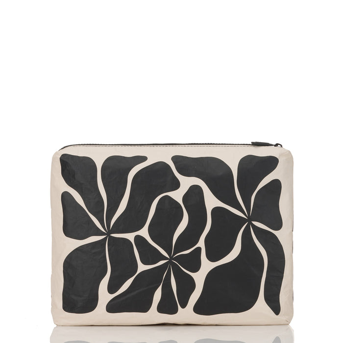 Wavy Mid Pouch Black on Sandstone
