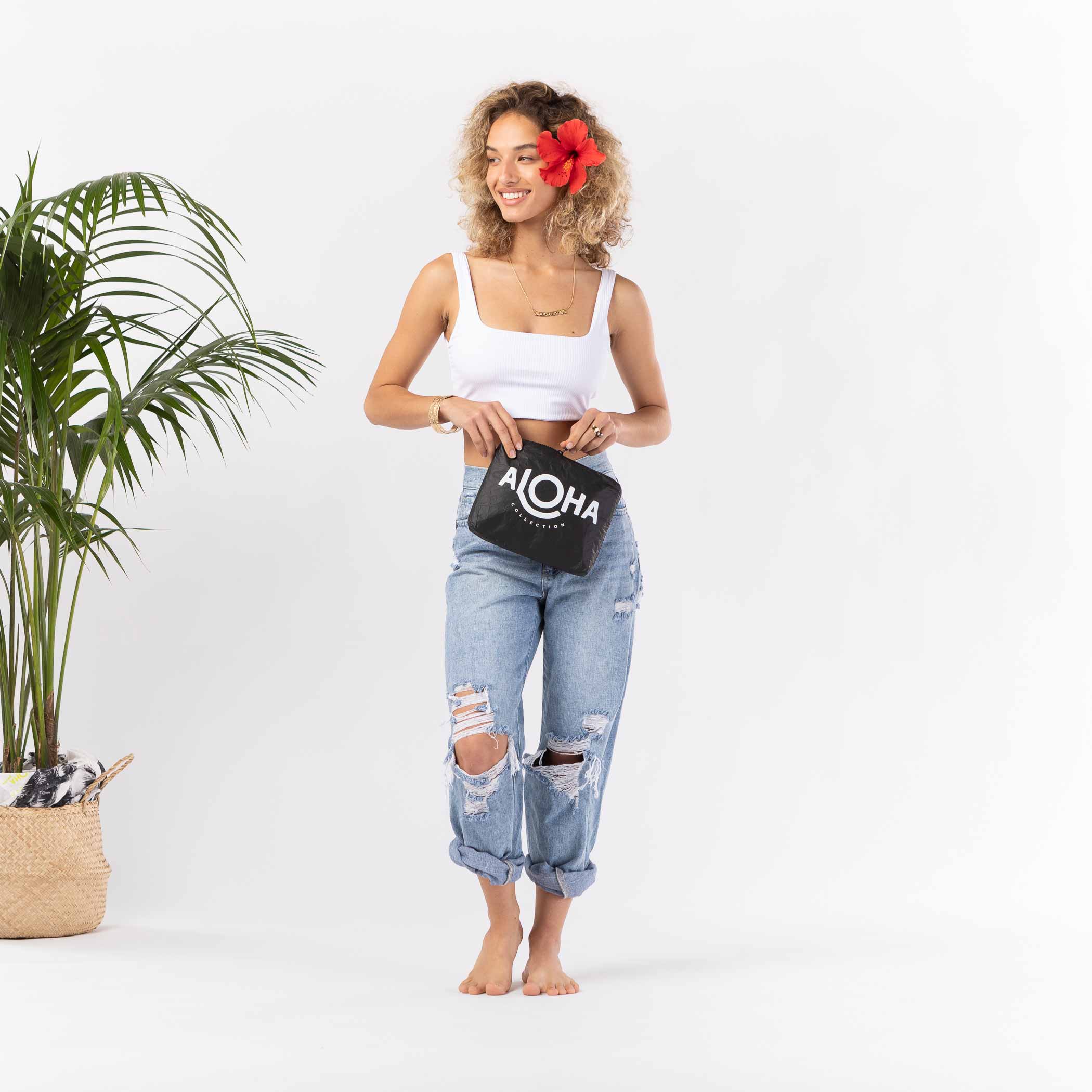 ALOHA collection★Small Pouch. 白地・黒いヤシの木・ロゴ ALOHA collection☆Small Pouch. 白地・黒いヤシの木・ロゴ